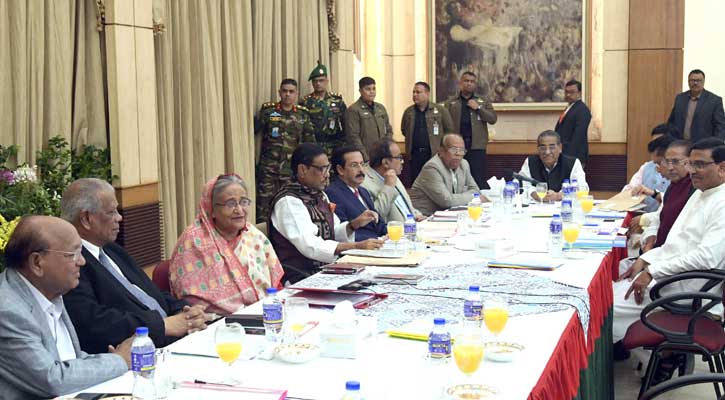 নেতাদের সঙ্গে আওয়ামী লীগ সভাপতি প্রধানমন্ত্রী শেখ হাসিনা, ছবি: প্রধানমন্ত্রীর প্রেস উইং