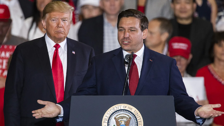 ২০১৮ সালে ফ্লোরিডায় এক অনুষ্ঠানে বক্তব্য দিচ্ছেন রন ডিস্যানটিস, পাশে দাঁড়ানো ডোনাল্ড ট্রাম্প। ছবি: সংগৃহীত