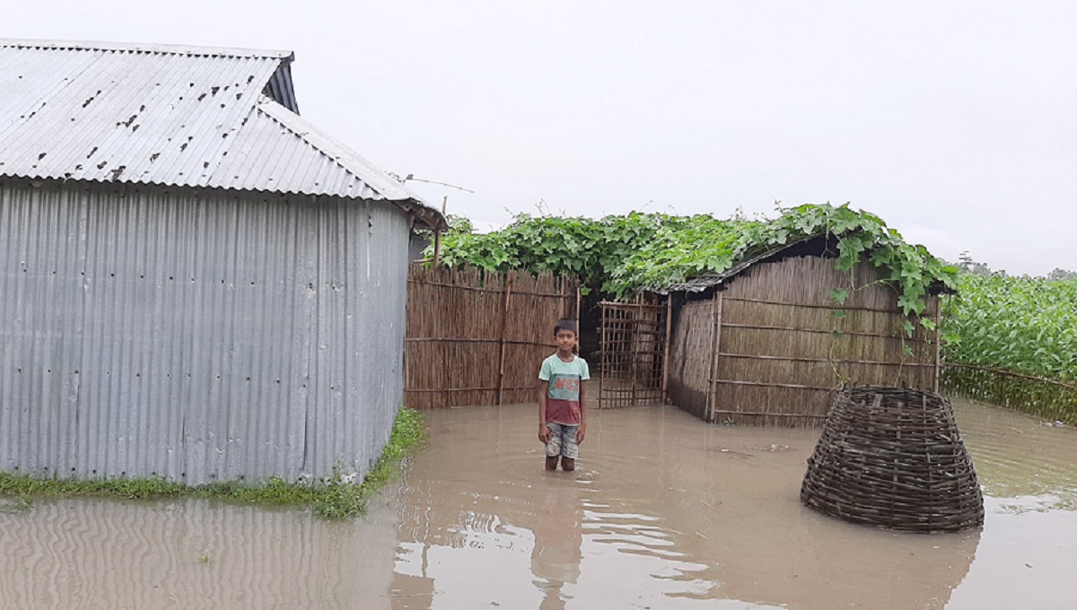 বিপৎসীমার উপর দিয়ে প্রবাহিত নদীর পানি