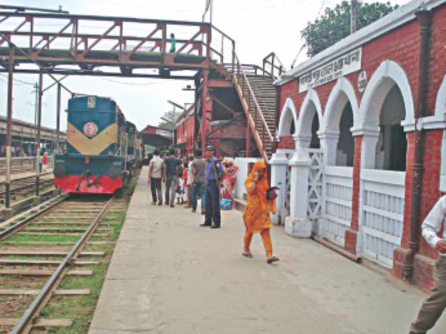 ১৩ ট্রেনের যাত্রা শুরু